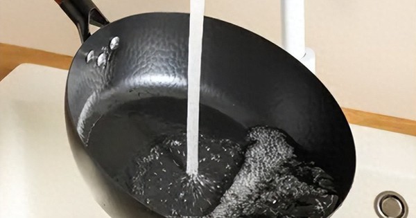 Thói quen tráng chảo gang nóng bằng nước lạnh: Tiện tay nhưng hại sức khỏe, hỏng dụng cụ