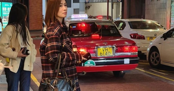 Minh tinh 51 tuổi bị chụp trộm trên phố khiến ai nhìn cũng sững sờ