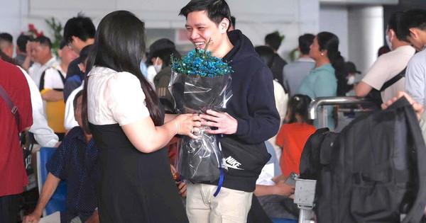 Ga quốc tế sân bay Tân Sơn Nhất nườm nượp đón đưa người thân về ăn Tết