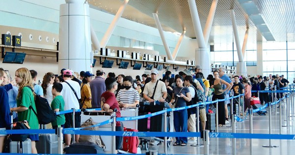 Khách qua sân bay Tân Sơn Nhất ngày 24 tháng Chạp vượt mọi dự báo