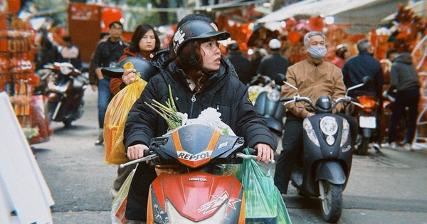 Cận cảnh Hàng Mã những ngày giáp Tết: Vắng bóng "nàng thơ" áo dài, khách Tây thích thú nhưng tiểu thương lại "ngồi chơi xơi nước"