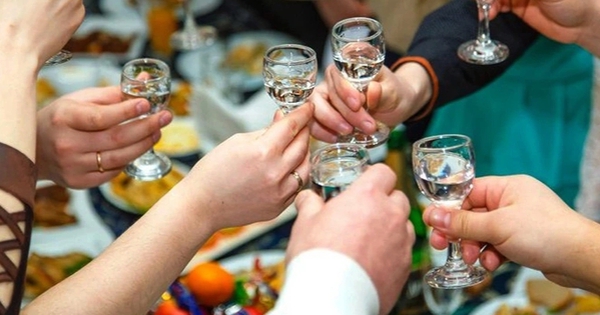 Tại sao ăn lót dạ mới là 'cách giải rượu' hiệu quả nhất?