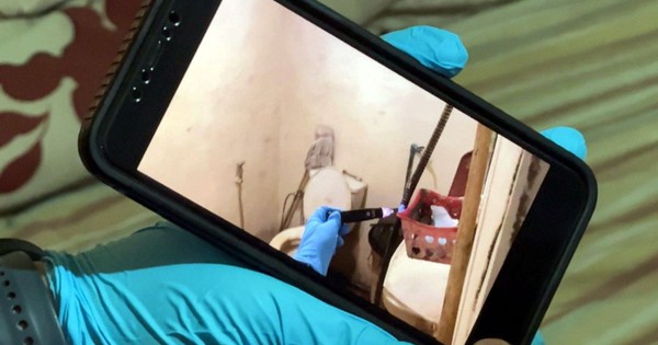 Mẹ gọi điện nhờ kiểm tra vì không liên lạc được với bố, con trai đi vào nhà tắm thì phát hiện 2 thi thể