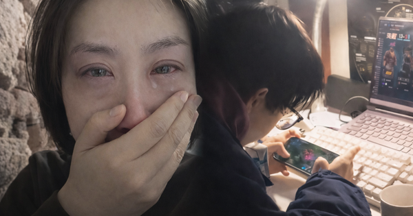 Nửa đêm, phụ huynh lén chụp hình con trai năm nhất đại học: "Hoàn toàn thất vọng!"