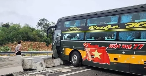 Khách hoảng loạn la hét khi xe mất lái, lao vào dải phân cách trên cao tốc