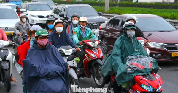 Cửa ngõ TPHCM chật kín người về quê đón Tết trong mưa trái mùa