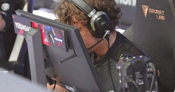 Giải mã thói quen kỳ lạ của game thủ chuyên nghiệp: Tại sao họ lại "dí mắt" vào màn hình khi thi đấu?