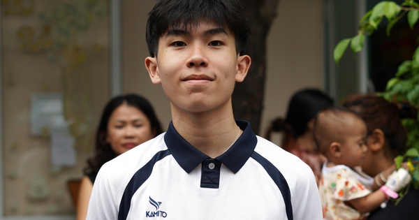 Tay vợt trẻ Tống Nhật Minh gây sốt khi đấu giá vợt pickleball được trăm triệu, giúp các bệnh nhi nghèo ăn Tết ấm áp