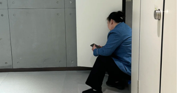 Nữ lao công 48 tuổi ngủ lại công ty suốt 1 tháng, sếp phát hiện, liền đưa 1 mảnh giấy khiến chị bật khóc