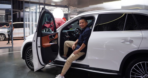 Nhìn lại dàn xe của Khoa Pug trước khi tuyên bố phá sản: Từ Camry ‘máy V6’ độc lạ tại Mỹ đến cặp đôi Mercedes-Benz hơn 4 tỷ đồng tại Việt Nam