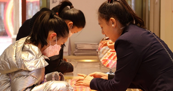 Vừa chốt đơn mua vàng hơn 4 tỷ đồng thì giá tăng mạnh, cửa hàng trì hoãn không chịu giao, tòa phán quyết: “Phải trả thêm 580 triệu đồng”