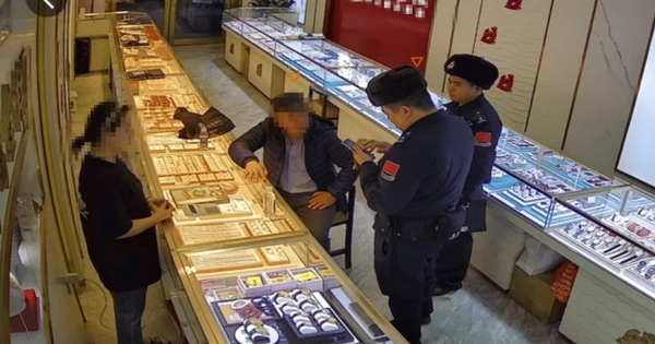 Phát hiện vị khách hơn 20 tuổi liên tục chi hơn 25 tỷ đồng mua vàng mà không cần hỏi giá, quản lý cửa hàng lập tức báo cảnh sát