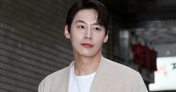 Bài đăng cuối cùng đầy ám ảnh của nam thần Cười Lên Dong Hae trước khi đột ngột qua đời