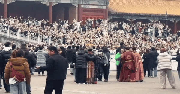 Chưa từng có ở showbiz: 20.000 người vây kín cung điện để gặp thảm họa cổ trang góc nào cũng xấu