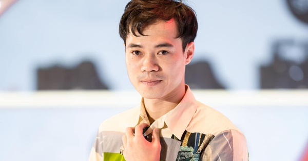 Dụi mắt không nhận ra Văn Toàn, rời sân cỏ là "lên đồ" cực bảnh, chiếm trọn spotlight tại sự kiện thời trang