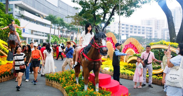 Khám phá đường hoa 'khu nhà giàu' ở TPHCM