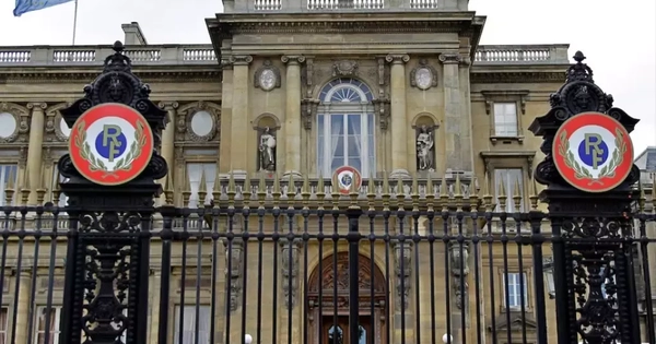 Tổng thống Pháp bàng hoàng vì vụ nhà ngoại giao tuồn tài liệu cho tỷ phú ấu dâm Epstein