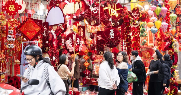 Phố Hàng Mã đỏ rực những ngày giáp Tết: Không còn cảnh chen nhau chụp ảnh, dân tình lặng lẽ sắm sửa đón xuân