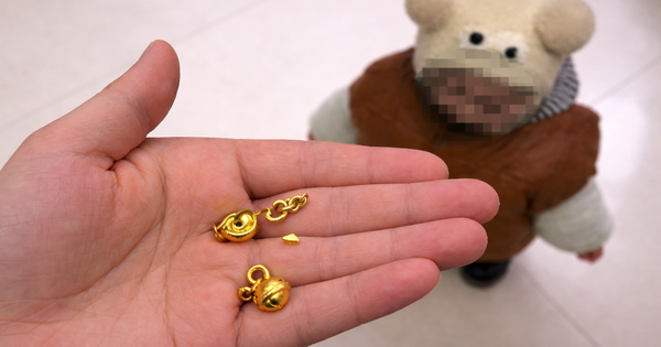 Nửa đêm nghe tiếng động lạ, mẹ hốt hoảng phát hiện con trai 1 tuổi đang nhai vàng