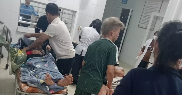 Dựng nêu đón Tết, 3 người bị điện giật nguy kịch