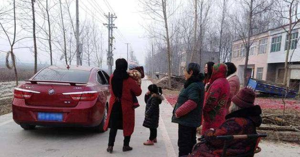 Về quê ăn Tết, vợ chọn đi xe cũ nát, không tặng quà cho ai: Suýt cãi nhau cho đến khi chồng phát hiện ra 1 sự thật