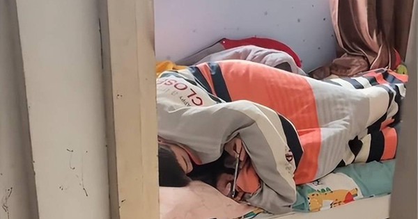 "Nghỉ 48 tiếng, chơi điện thoại 40 tiếng": Mẹ chụp lén con trai về quê nghỉ Tết, netizen chỉ ra vấn đề