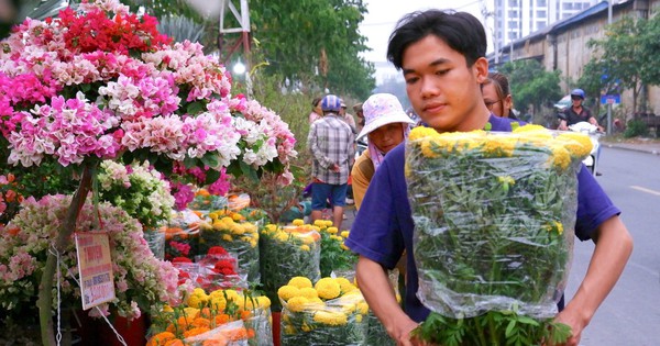 Tấp nập chợ hoa 'trên bến dưới thuyền' duy nhất ở TPHCM