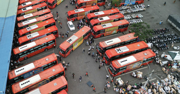 Cảnh tượng ở bến xe sau ngày làm việc cuối cùng: Xếp hàng lên xe, về quê ăn Tết!