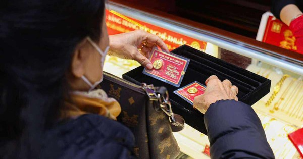 Giá vàng hôm nay 13/2: Lao dốc, mất ngưỡng 5.000 USD/ounce