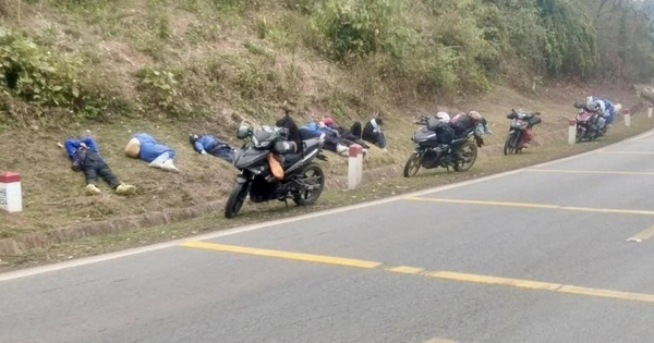 Người lao động ngủ gục bên đường sau khi chạy xe 400km về quê đón Tết: Bức ảnh gây tranh luận