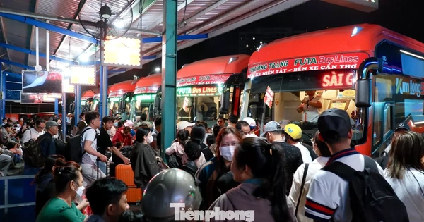 Trắng đêm ở bến xe Miền Tây: Hàng nghìn người chen chân chờ xe về quê đón Tết