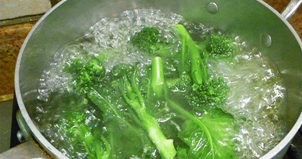 Mách bạn 6 mẹo luộc rau xanh ngát, không mất chất