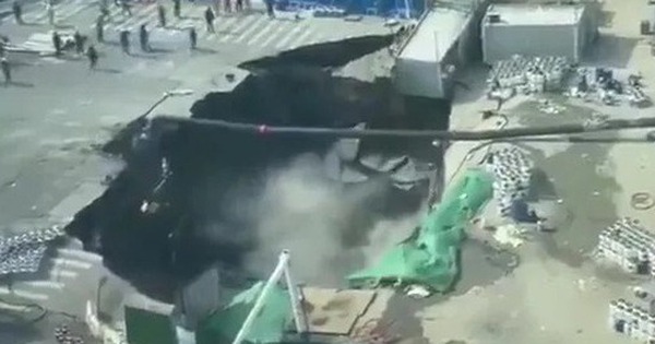 "Hố tử thần" khổng lồ xuất hiện trên phố, công nhân bỏ chạy thoát thân