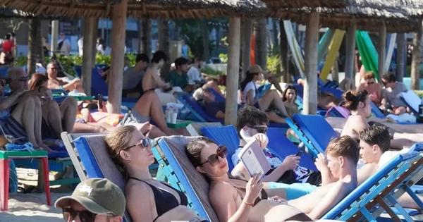 Khách Tây đổ ra biển Đà Nẵng đông không tưởng