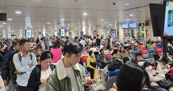 Hành khách xuyên đêm tại sân bay Tân Sơn Nhất