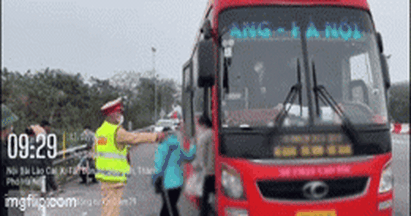 Cảnh tượng khó tin trên cao tốc: CSGT bất ngờ yêu cầu hành khách rời khỏi chiếc xe 45 chỗ, con số kiểm đếm thực tế khiến ai cũng giật mình