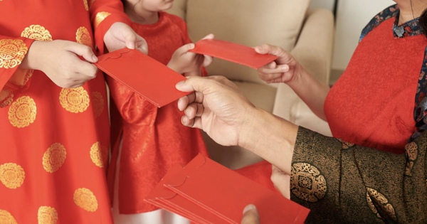 Cùng là cháu, bà ngoại mừng tuổi 28 triệu đồng, bà nội 700.000 đồng: Sự chênh lệch lì xì làm tổn thương ai?