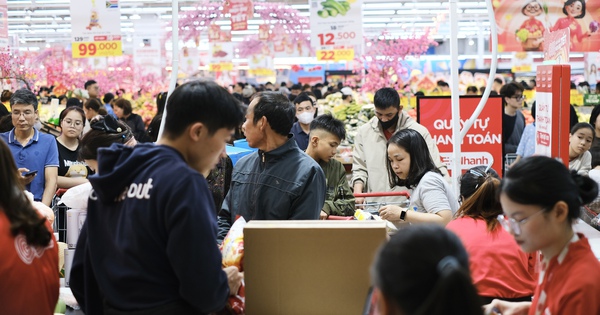 Siêu thị quá tải chiều 27 Tết, nhiều người dân Hà Nội xếp hàng cả tiếng để chờ tới lượt thanh toán
