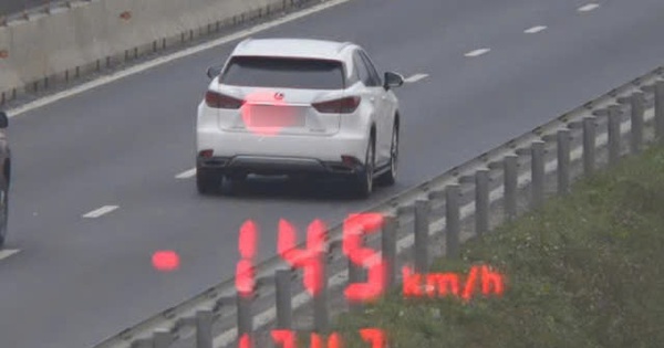 Ô tô "đạp ga" mức khó tin trên đường cao tốc ở miền Trung