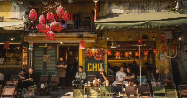 Gallery - Hà Nội chiều 29 Tết nhẹ tênh, dân tình tranh thủ đi cà phê trong khung cảnh hiếm thấy