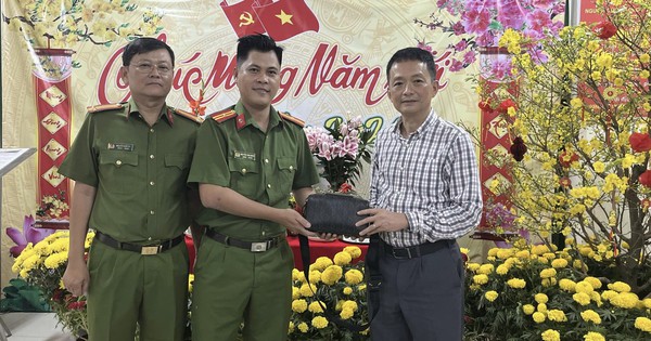 Mất giỏ xách chứa hơn 200 triệu đồng và 6.800 USD đúng đêm Giao thừa, người đàn ông vỡ òa sau 120 phút tìm lại đầy đủ