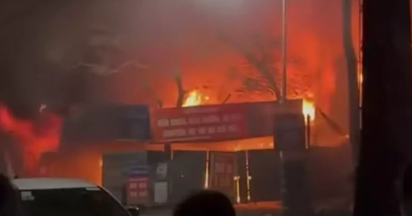 Cửa hàng sửa xe ở Hà Nội bốc cháy ngùn ngụt trong đêm