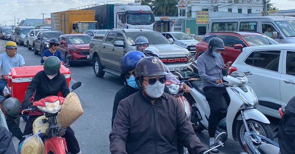 Gallery - Người dân ùn ùn quay trở lại TPHCM chiều mùng 4 Tết, quốc lộ, cao tốc chật kín phương tiện