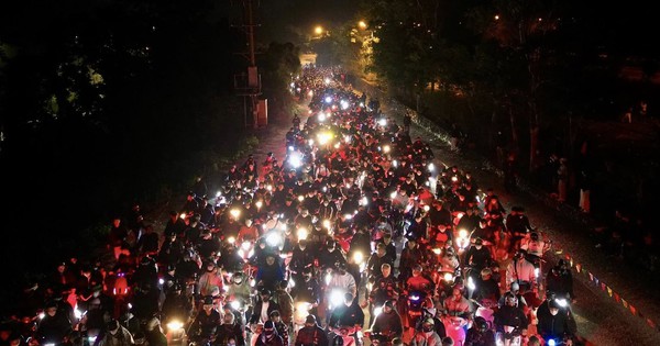 View - Một nơi kẹt cứng từ 4h sáng: Du khách đông nghịt, ai cũng cầm 1 chiếc gậy trong tay