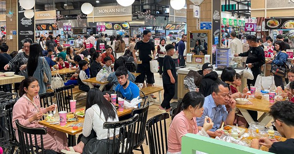 Gallery - Rời mâm cỗ Tết, dân Thủ đô đổ xô đi 'giải ngán'