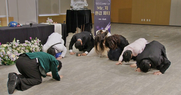 Gallery - Cảnh tượng lạ cả dàn sao Running Man quỳ lạy khóc lóc thảm thiết trên sóng truyền hình