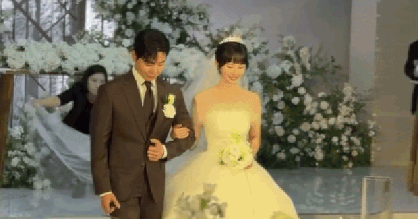 Hot nhất showbiz: Nữ ca sĩ đầu tiên công khai là người song tính đi lấy chồng