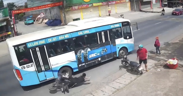 CLIP: Tông xe đạp điện khiến một học sinh văng xa nhưng tài xế xe buýt không biết?