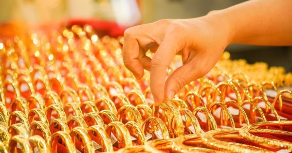 Mua vàng nhẫn hàng tháng để tích cóp, bất ngờ tiệm vàng phá sản, ngừng hoạt động: Tôi phải làm gì đây?