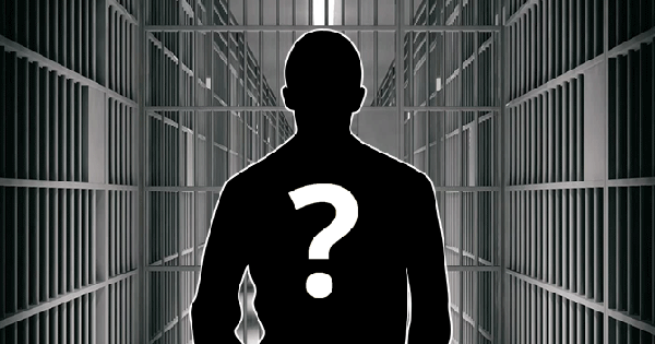 Danh hài đình đám tự tay tống cổ anh trai vào tù